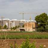 Simile visuale la si ha guardando verso San Pasquale, l� dove alle spalle di un silente e antico edificio su due piani il panorama � occupato da bianchi palazzoni in costruzione...